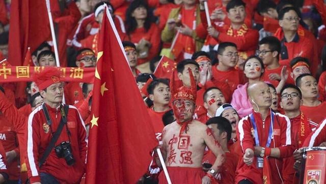 打开第一个，是一条男士腰带，腰带头，是金黄色的字母h，在阳光下熠熠生辉。