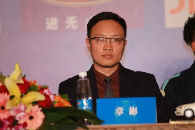 叶辰满意的笑了笑，道：如果他还有其他同伙，那他回酒店之后的第一件事，一定是跟同伙取得联系，到时候你们一定要窃听他的所有通话，不要放过任何线索。